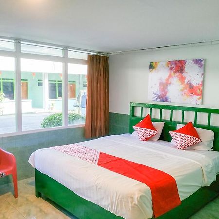 Super Oyo 3098 Hotel Sahabat Baru Сінкаванг Екстер'єр фото